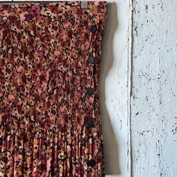 Black Tape Floral Pleated Skirt - Picture 5 of 10